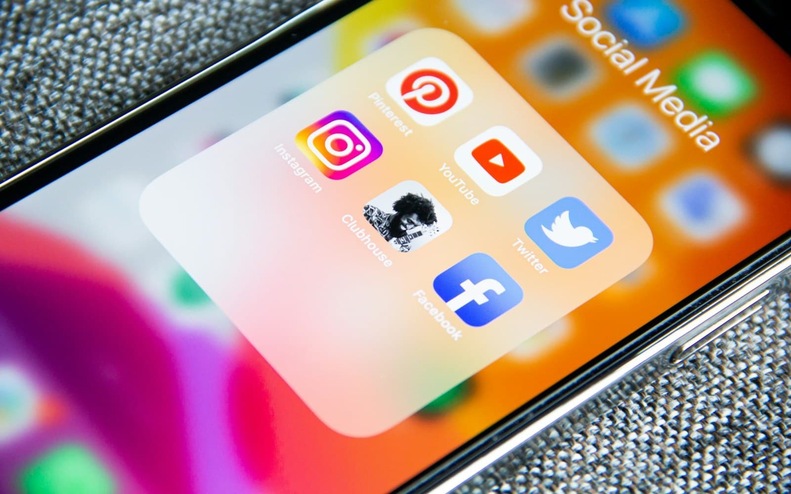 Pantalla de un móvil mostrando la carpeta de aplicaciones de redes sociales