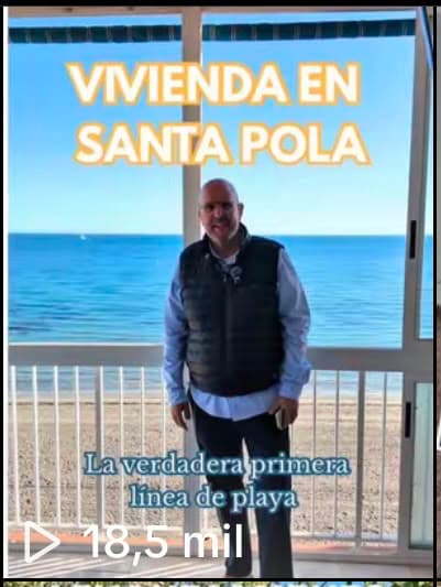 Agente inmobiliario presentando una vivienda en primera línea de playa en Santa Pola