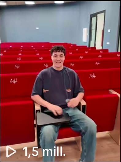 Estudiante presentando un vídeo sentado en el auditorio del campus de la UMH