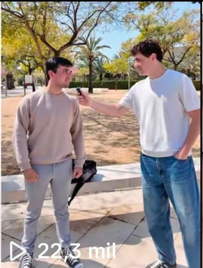 Entrevista en la calle a un estudiante en el campus de la UMH