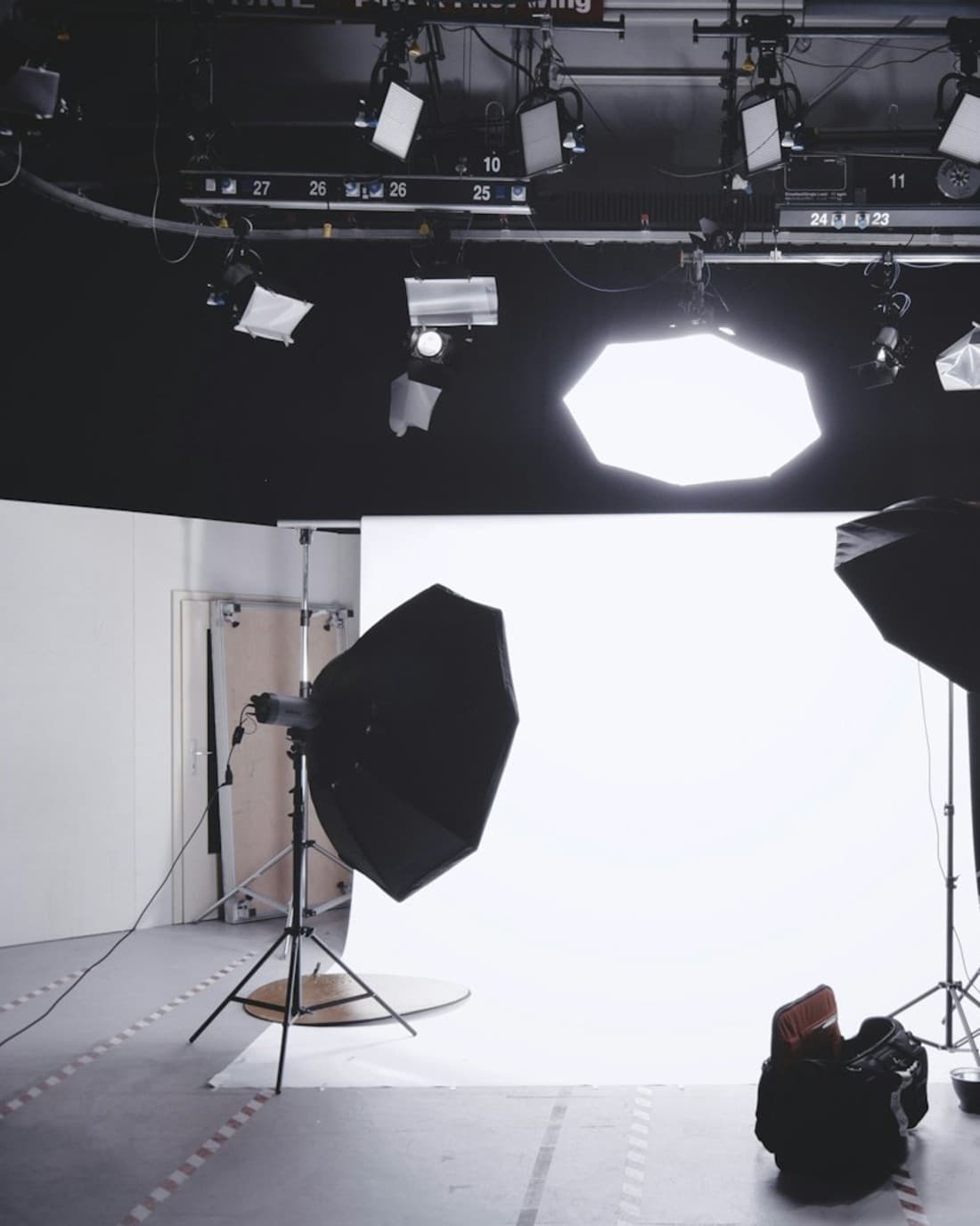 Estudio de fotografía con iluminación profesional preparado para una sesión